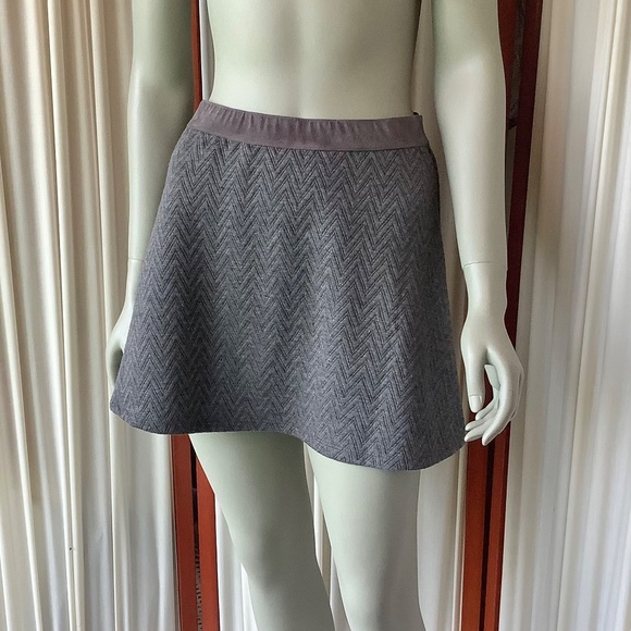 Candie’s Gray Zig-Zag Mini Skirt Pull On with Faux Suede Waist Band Small - Picture 2 of 9